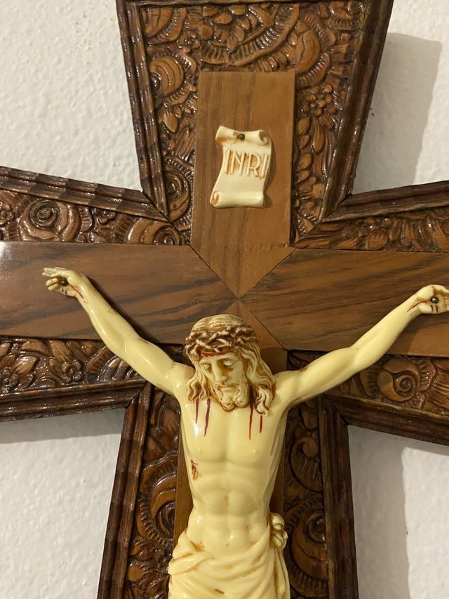 Crucifijo antiguo pared