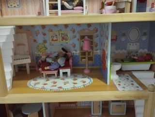 Casa de muñecas de Madera con muebles y muñecos