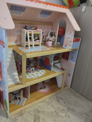 Casa de muñecas de Madera con muebles y muñecos