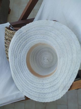 Bolso y sombrero playa.