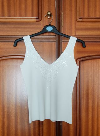 Top de punto bordado en piedras