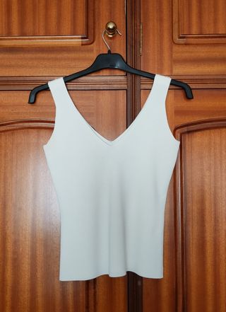 Top de punto bordado en piedras