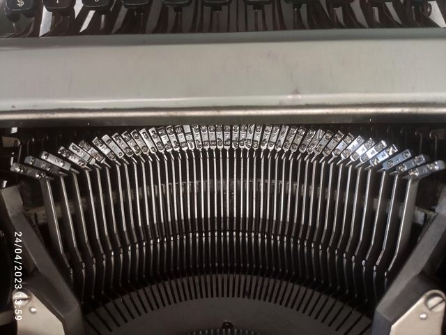 MAQUINA ESCRIBIR OLIVETTI STUDIO DE LUXE