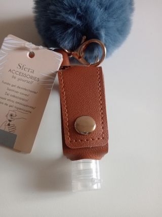 Llavero con etiqueta y tubito para desinfectante