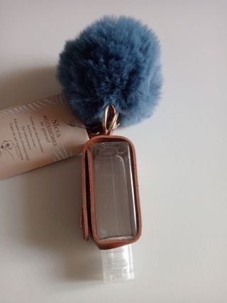 Llavero con etiqueta y tubito para desinfectante