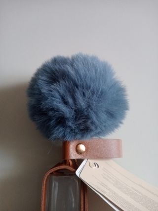 Llavero con etiqueta y tubito para desinfectante