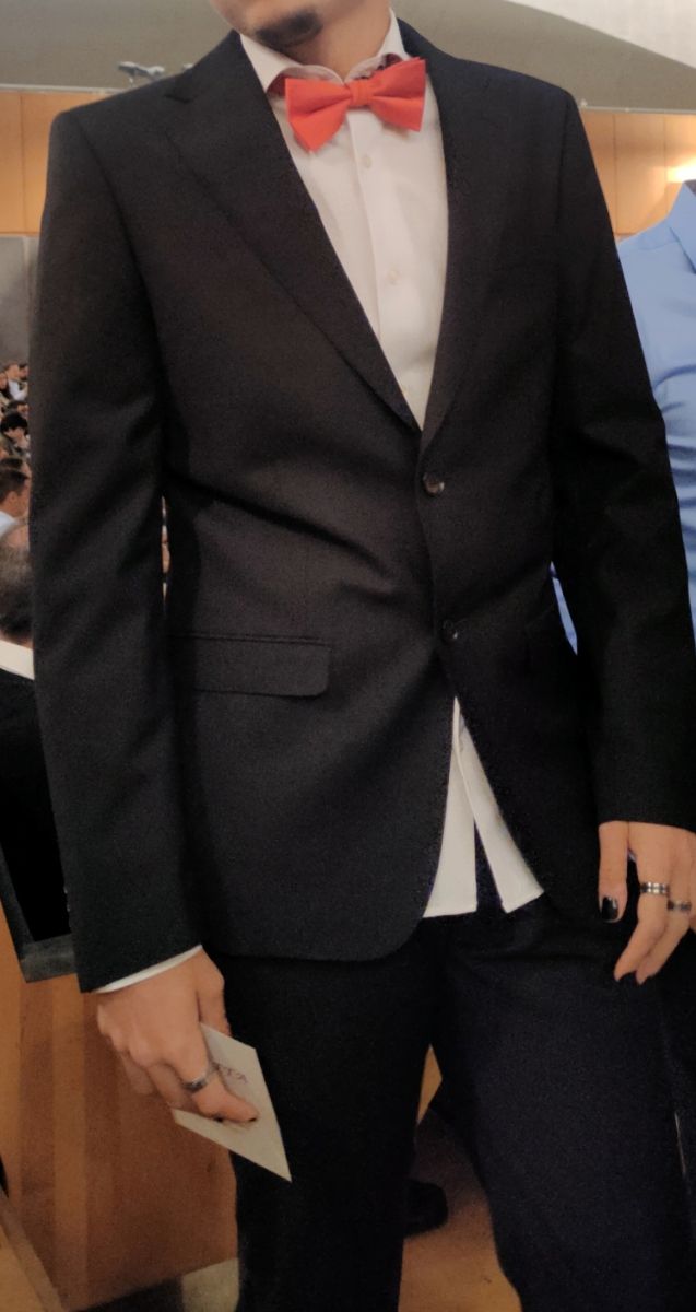 Traje negro con camisa blanca de cuello italiano