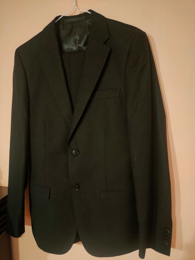 Traje negro con camisa blanca de cuello italiano