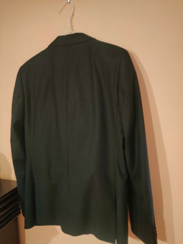 Traje negro con camisa blanca de cuello italiano