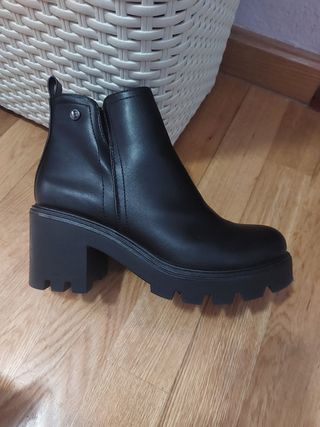 Botines negros con tacón ancho