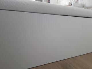 Canapé en blanco con apertura frontal
