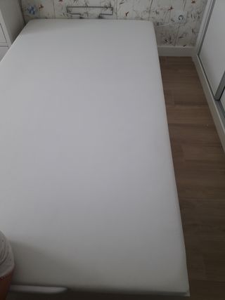 Canapé en blanco con apertura frontal