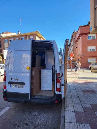 Servicio experto de mudanzas y portes confurgoneta