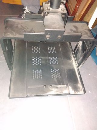 Soporte negro hierro de techo para proyector
