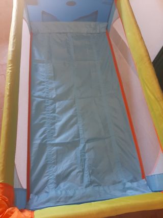 colchón y parque cuna de bebé Olmitos