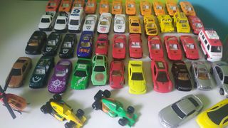 Coches pequeños de metal