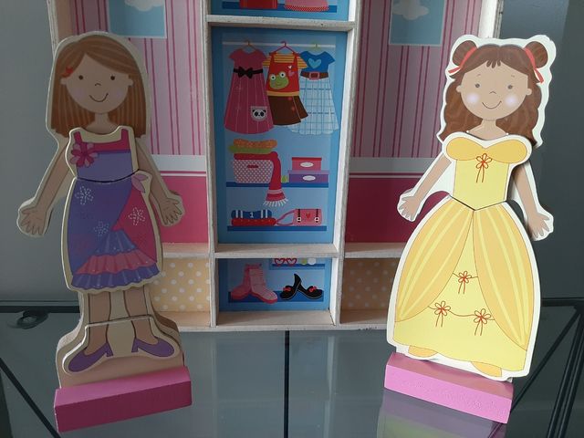 Juego de madera para vestir muñecas