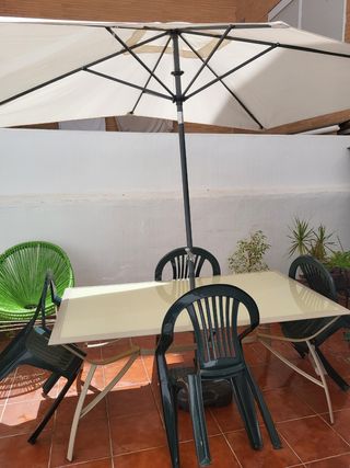 Mesa, sillas y sombrilla terraza y jardin