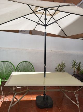 Mesa, sillas y sombrilla terraza y jardin