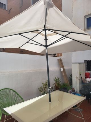 Mesa, sillas y sombrilla terraza y jardin