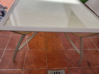 Mesa, sillas y sombrilla terraza y jardin
