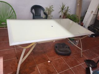 Mesa, sillas y sombrilla terraza y jardin