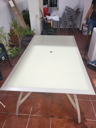 Mesa, sillas y sombrilla terraza y jardin