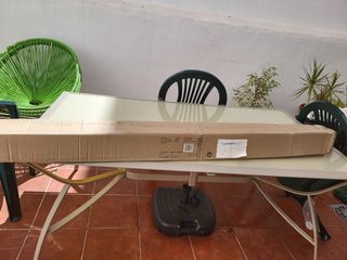 Mesa, sillas y sombrilla terraza y jardin