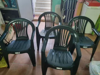 Mesa, sillas y sombrilla terraza y jardin