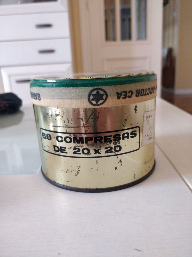 caja de lata de compresas esterilizadas