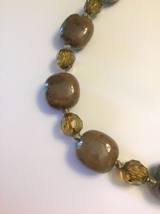 Collar de piedras y cinta