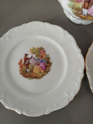 Cafetera y dos platos postre
