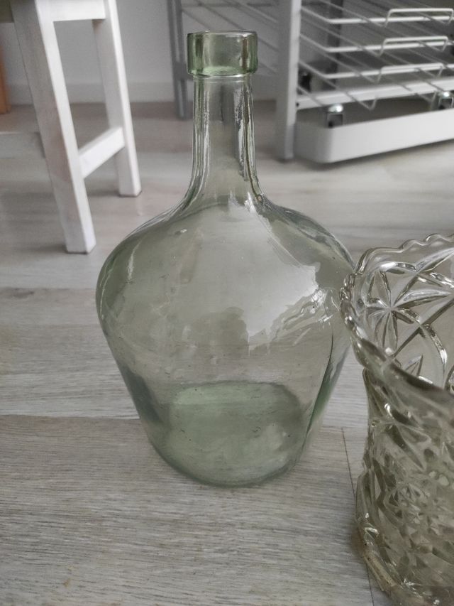 Damajuana y florero de cristal