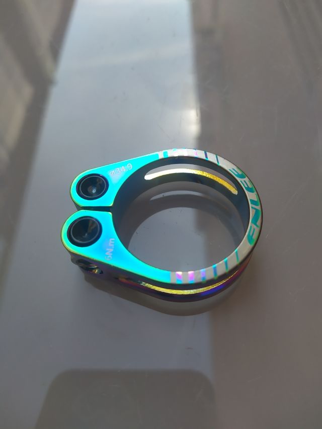 Cierre 34,9mm para tijas 31,6 y 30,9mm. Arcoiris.