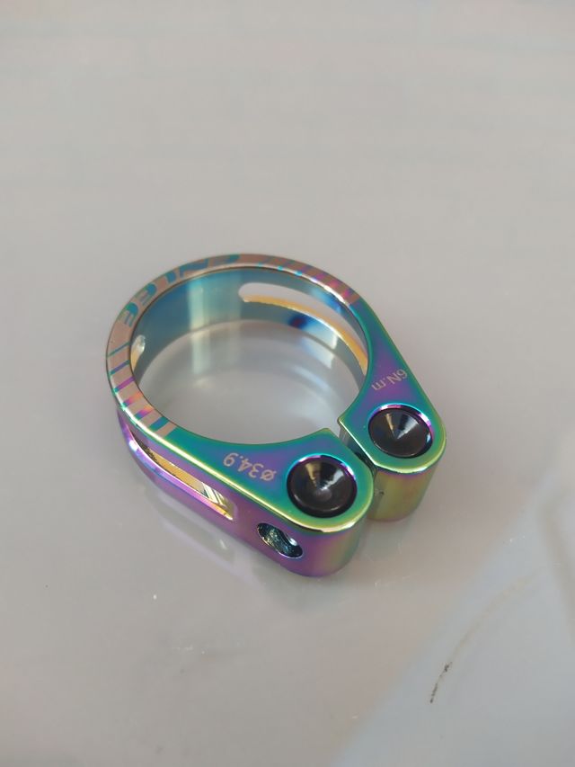 Cierre 34,9mm para tijas 31,6 y 30,9mm. Arcoiris.