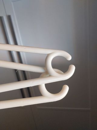 Perchas blancas robustas