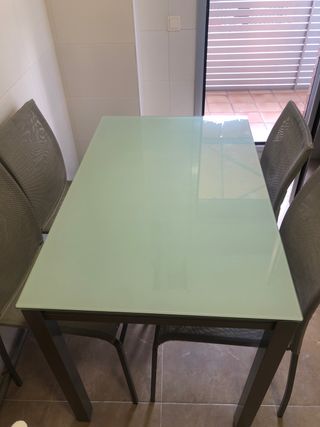 Mesa de cocina de cristal extensible con 4 sillas