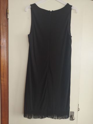 Vestido negro con flecos, muy chic