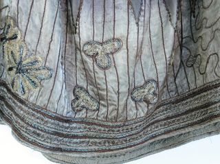 Falda con bordados Zara