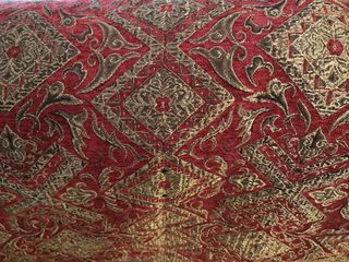 Tela tipo chenilla granate y dorado viejo