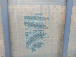 Piscina grande con escalera y filtro.