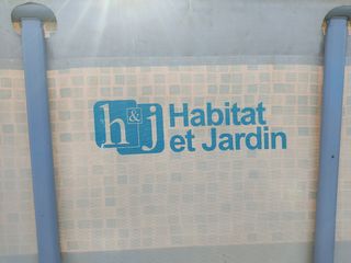 Piscina grande con escalera y filtro.