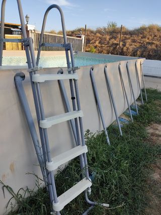 Piscina grande con escalera y filtro.