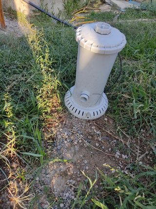 Piscina grande con escalera y filtro.