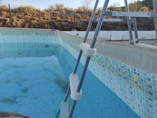 Piscina grande con escalera y filtro.