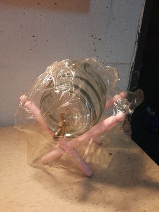 BARRIL DE CRISTAL CON GRIFO Y VASOS