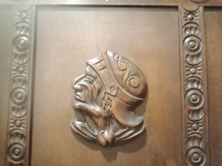 Gabanero de castaño macizo. Mueble antiguo.