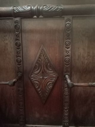 Gabanero de castaño macizo. Mueble antiguo.