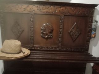 Gabanero de castaño macizo. Mueble antiguo.