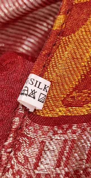 Fular de seda color rojo